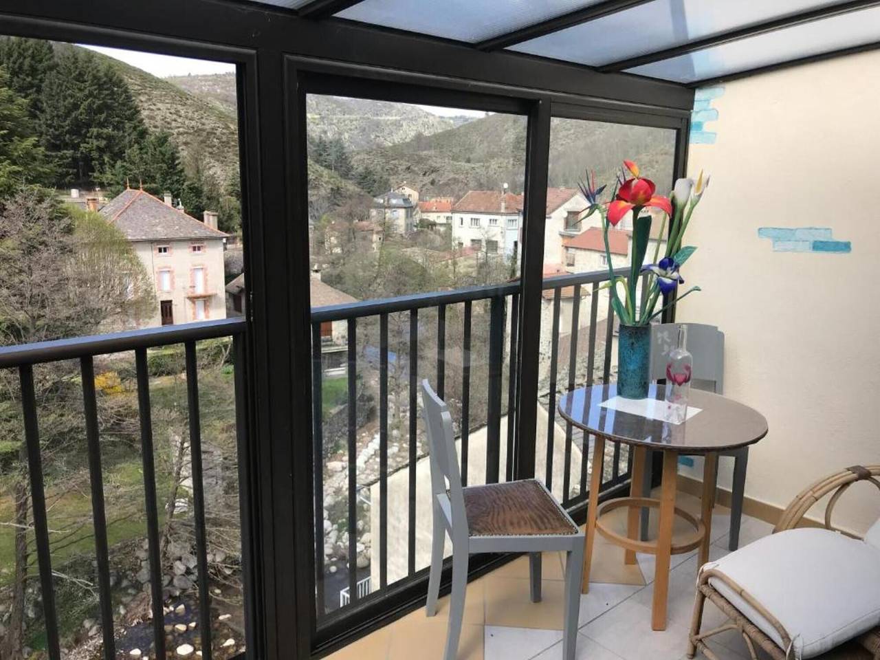 Appartement entier, Appartement 'Le Grenier D'annick' avec vue sur les montagnes, terrasse privée et Wi-Fi in Villefort, Parc national des Cévennes