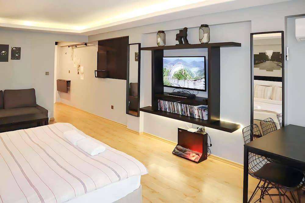 Apartamento entero, Cozy Central Apartment with Elevator&Patio Near Metro 2 minute walking in Şişli, Estambul
