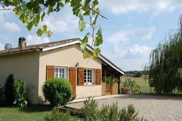Gîte pour 6 personnes, avec jacuzzi ainsi que jardin et piscine à Monclar