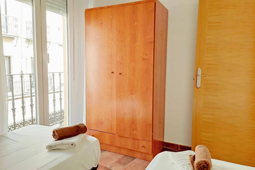 Entire apartment, Bright Apartment at Santa Cruz 6 people Parking Optional in Casco Antiguo, Sevilla