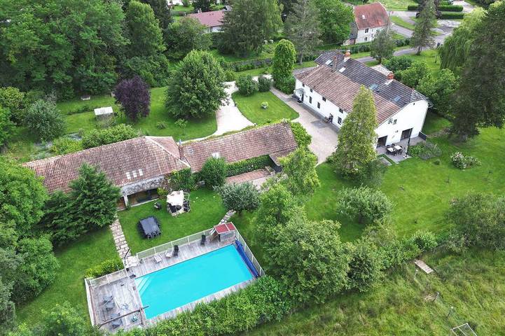 Gîte pour 21 personnes, avec Jardin à Fretigney-et-Velloreille