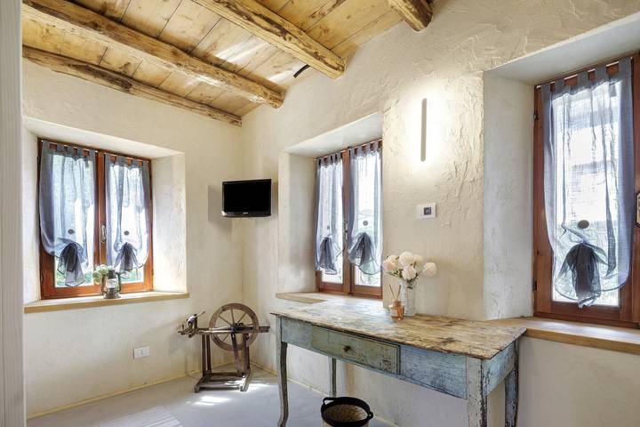 La Finestra sul Grappa – Room 'Monte Peurna' with Mountain View, Shared Terrace & Wi-Fi in Seren del Grappa, Belluno Province