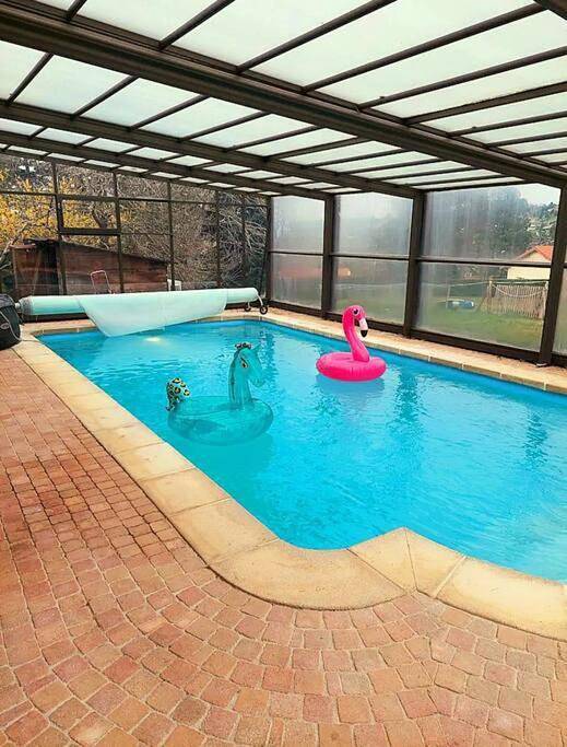 Gîte pour 16 personnes, avec jardin et jacuzzi ainsi que piscine et balcon à Violay