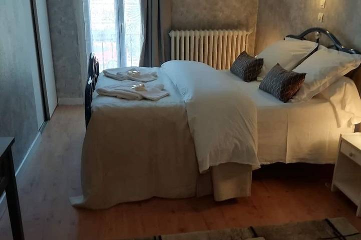 Gîte pour 4 personnes, avec piscine ainsi que jardin et balcon à Casteil - 3