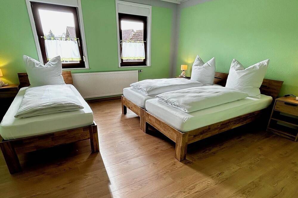 Ganze Wohnung, Ruhig und naturnah gelegene Ferienwohnung - Rotkäppchen mit 3 Schlafzimmern in Alheim, Hessisches Bergland