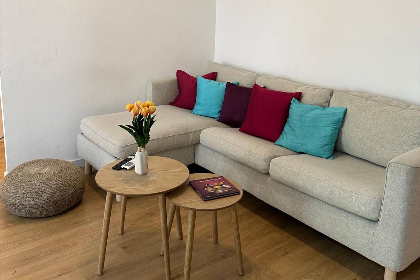 Apartamento de férias inteiro, 4 Bed Flat - Sleeps 8 - Wifi - Balcony in Centro Barcelona, Barcelona