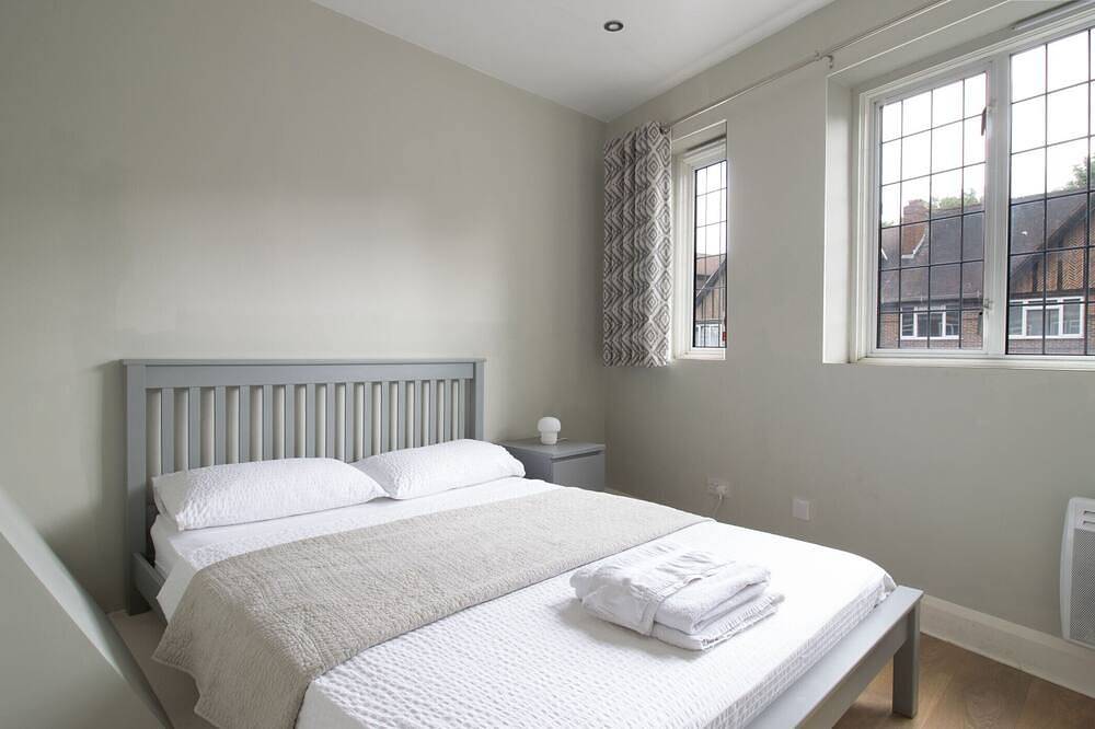 Ganze Wohnung, 35 min from London Victoria / 2-Bedrooms Flat in the Heart of Cheam Village in Sutton (London), London
