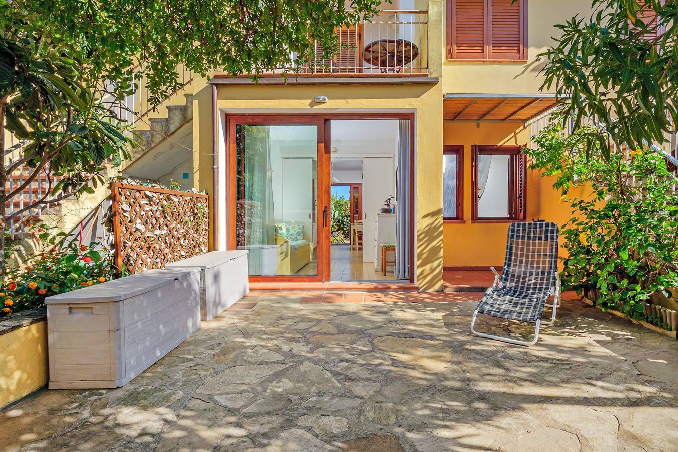 Appartamento intero, Villetta Bougainvillea a 300 m dal mare, con giardino, Wi-Fi e aria condizionata in San Teodoro, Olbia-Tempio