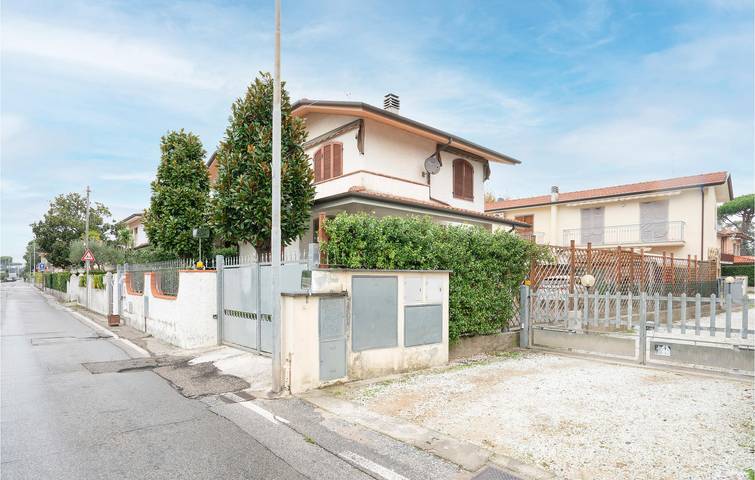 Appartement de vacances entier, 2km de la plage : Appartement avec parking, climatisation, jardin et Internet in Lido di Camaiore, Camaiore