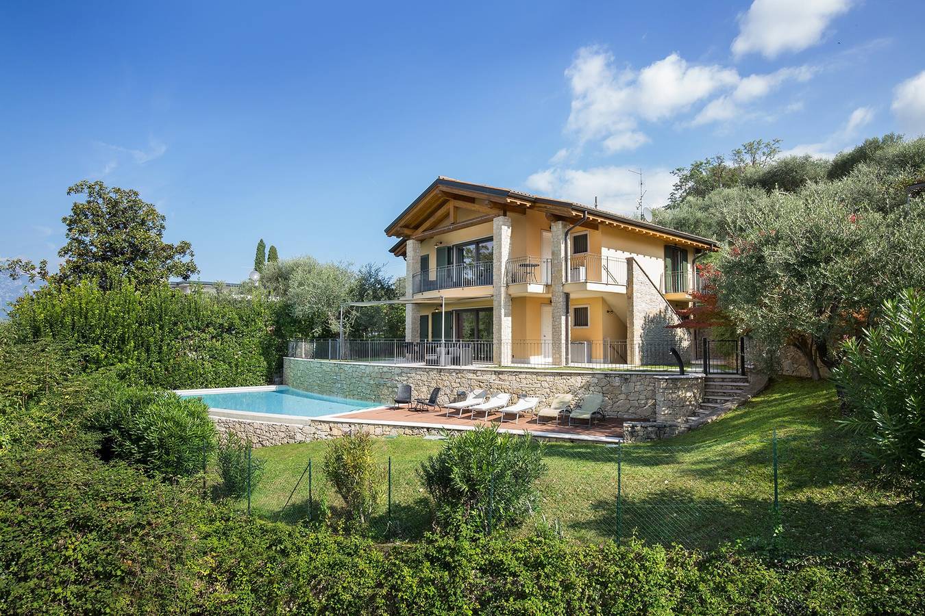 Appartement entier, Villa Loncrino : Rez-de-chaussée spacieux avec patio, jardin et piscine in Torri del Benaco, Montagnes autour du lac de Garde