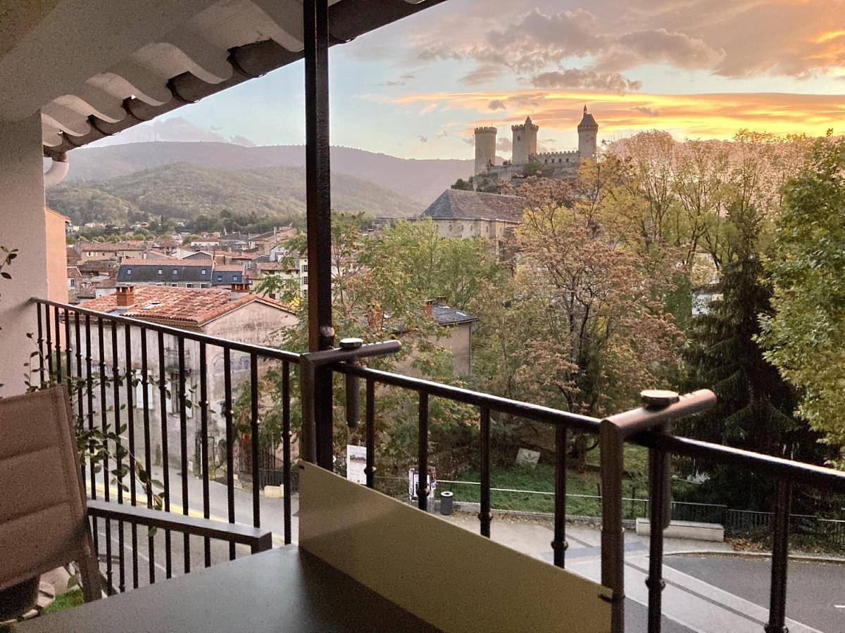Aux 4 Logis - Studio Le Roof - Une vue splendide - Petit déjeuner offert 1ère nuit in Foix, Ariège