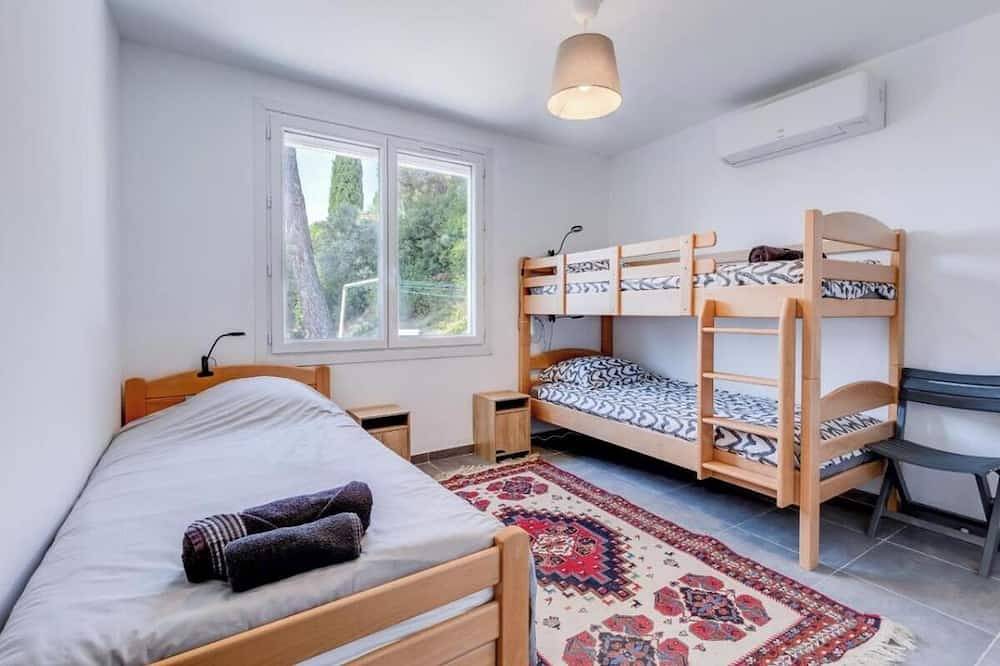 Entire apartment, Spacious Countryside Villa with Heated Pool – Peaceful & Family-Friendly in Velaux, Aix-en-Provence region