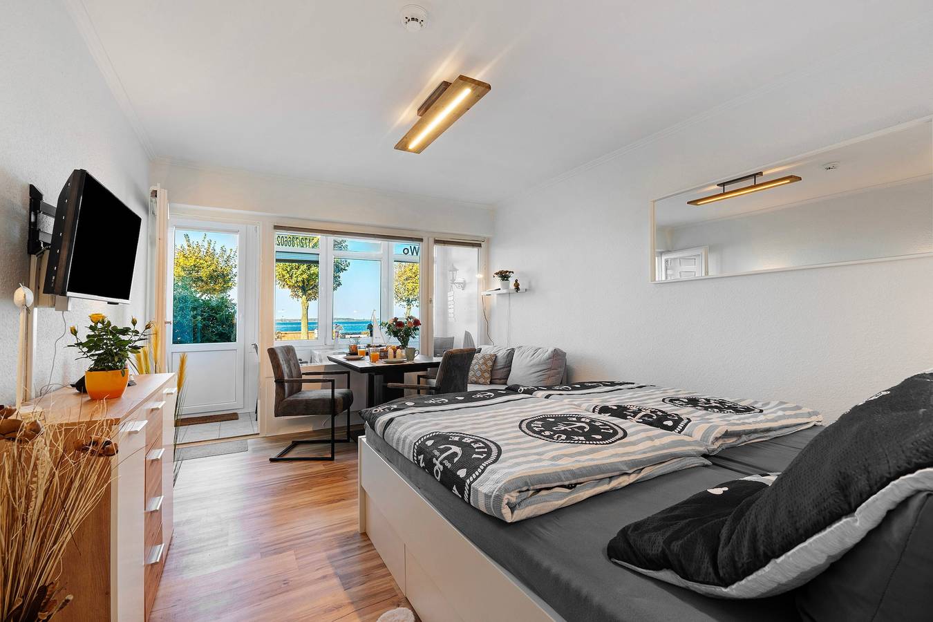 Ganze Wohnung, Ferienwohnung 'Fördetraum, Erste Reihe,Strand 20 M' mit Meerblick, Privatem Garten und Wi-Fi in Kieler Förde, Laboe