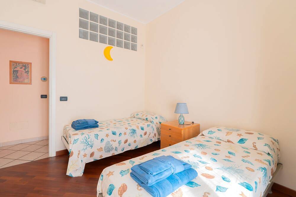 Appartamento intero, Splendido trilocale vista mare in Albenga, Riviera di Ponente