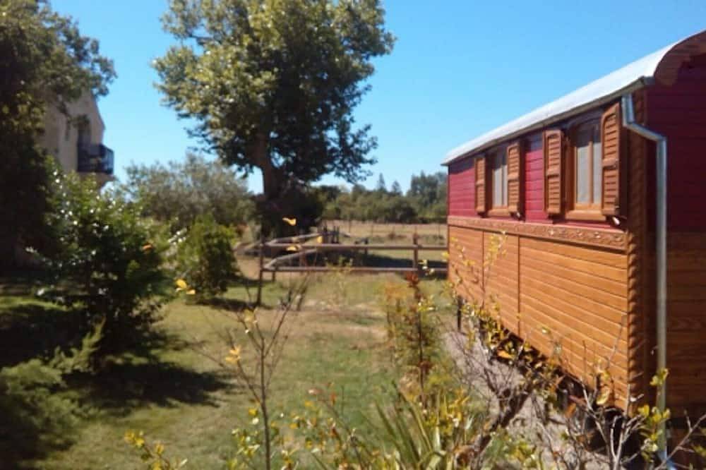 La Nanou'che \" Roulotte en Camargue\" in Le Cailar, Côte méditerranéenne (France)