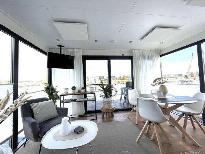 Hausboot in Lemmer mit Hafenblick in Lemmer, Ijsselmeer