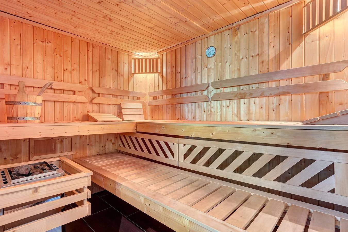Ferienhaus Kieferngrund in Ahlbeck – 3 Schlafzimmer, Wlan & Sauna auf 150 m² in Drei Kaiserbäder, Heringsdorf
