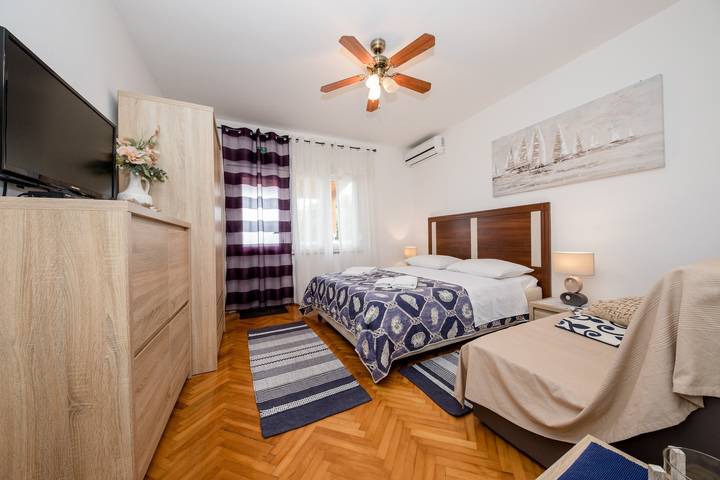 Ferienwohnung für 3 Personen, mit Terrasse und Pool, mit Haustier in Banjol - 2