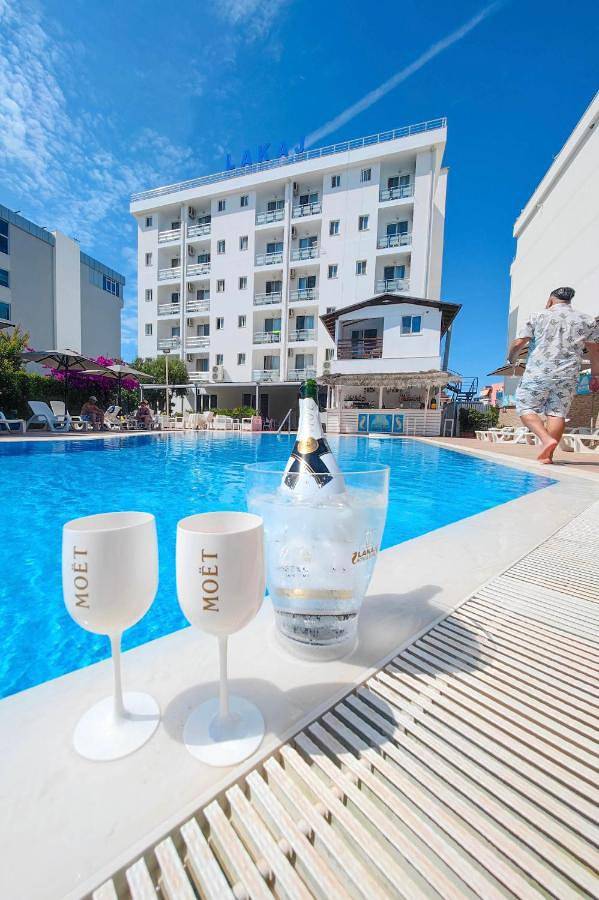 Hôtel pour 5 personnes, avec Balcon et Terrasse ainsi que Jardin et Piscine dans Shkodër