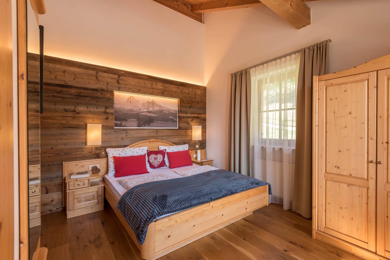 Geheel appartement, Modern "Appartement Sella" met Uitzicht op de Bergen, Wifi, Balkon, Tuin & Terras in Lajen, Dolomiti Superski