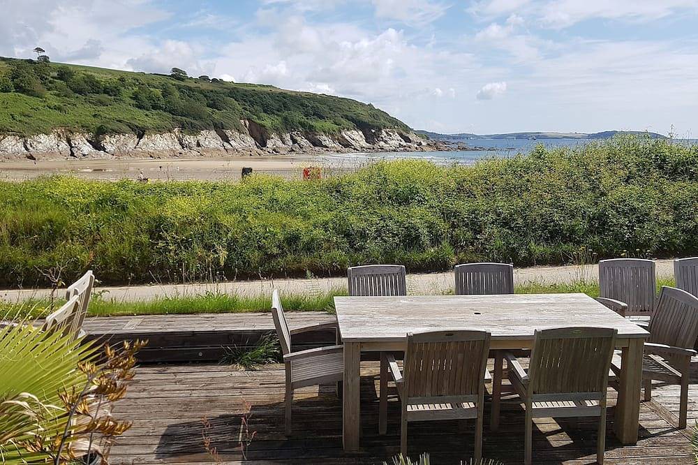 Love Shack by the Beach in Maenporth, Cornwall
