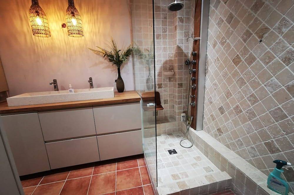 Appartamento intero, Aix center, nice apartmentt2 1 bedroom, terrace overlooking garden Air conditioned parking in Aix-en-Provence, Aix-en-Provence e dintorni