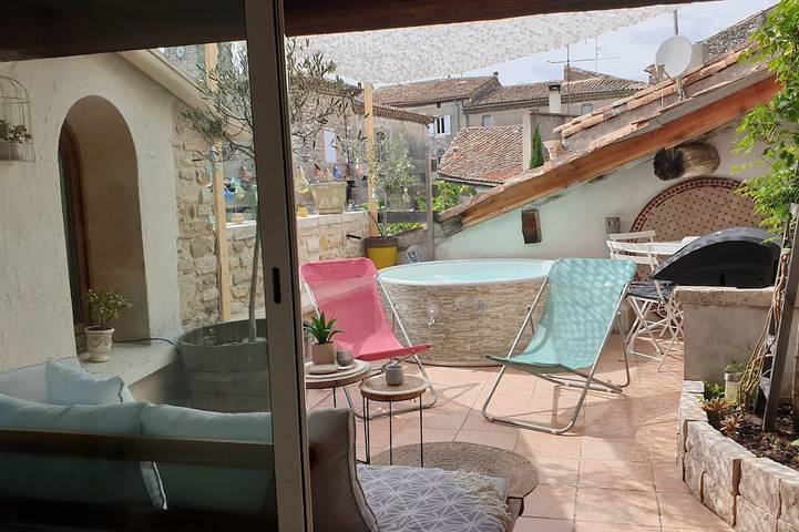 Maison de vacances pour 5 personnes, avec jacuzzi et balcon à Uzès