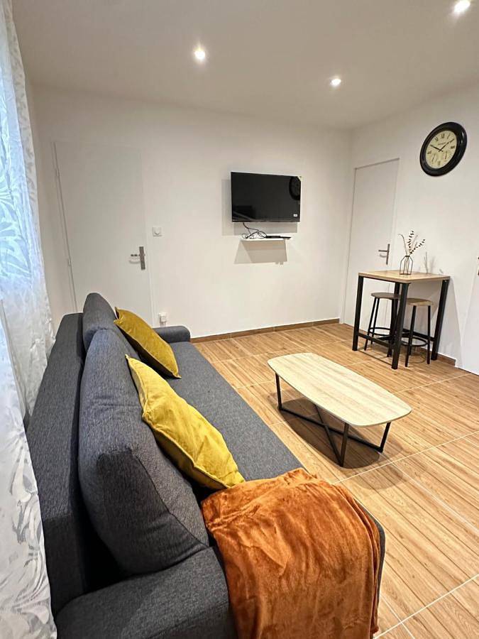 Appartement entier, One-Bedroom Apartment in Sérézin-du-Rhône, Lyon et ses environs