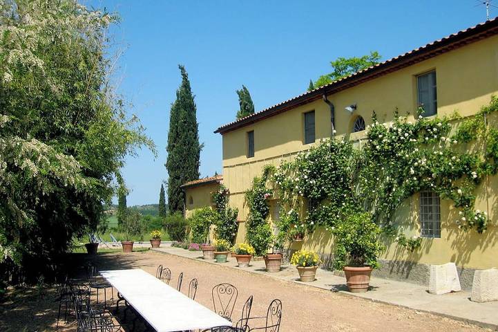 Agriturismo per 12 persone, con terrazza e piscina nonché giardino, con animali domestici in Crespina Lorenzana