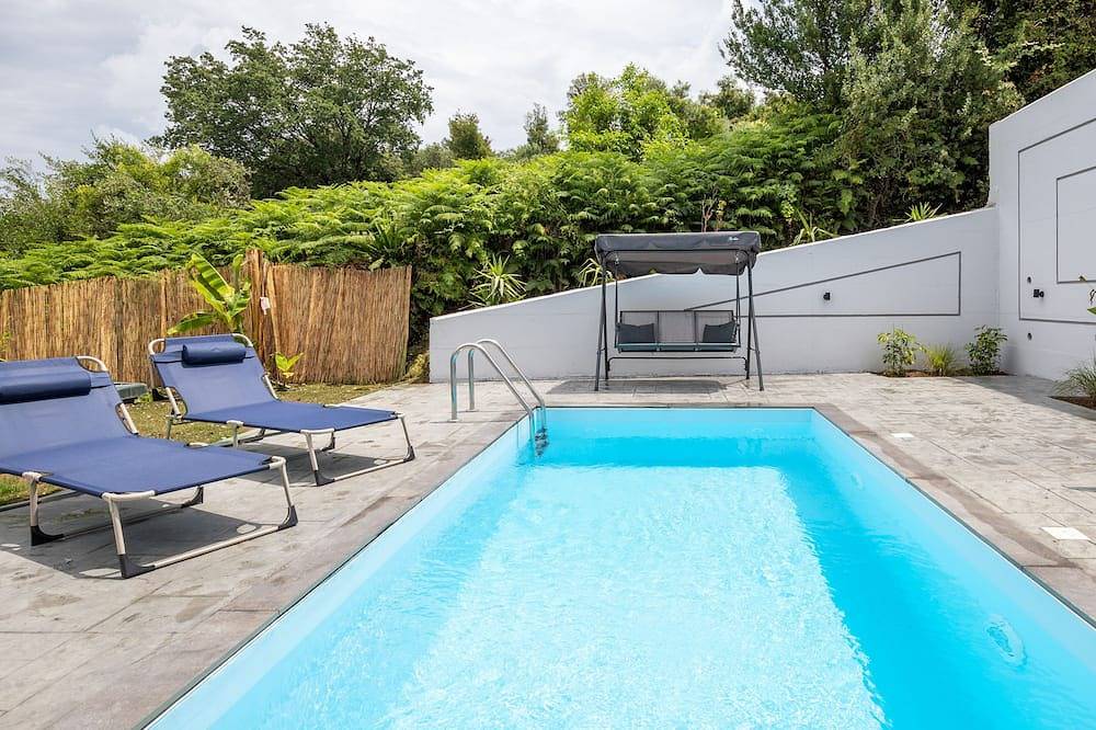 Ganze Wohnung, Private apartment with swimming pool just 1.2 klm from the beach! in Potamos, Korfu