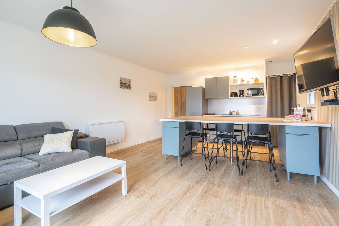 Holiday Home 'L'instant Fleuri' with Private Terrace and Wi-Fi in Saint-Hippolyte (Charente-Maritime), Rochefort region