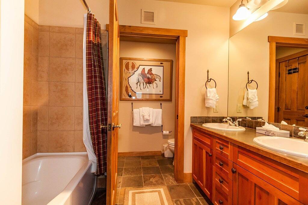 Ganze Wohnung, Geräumige Wohnung, extra komplettes Badezimmer, zu Fuß zu den Aufzügen, Slope & Pool Views in Arapahoe Basin