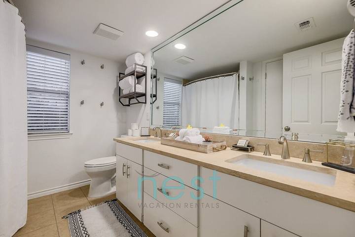 Vacation rental for 16 people, with hot tub and yard in Lake Austin