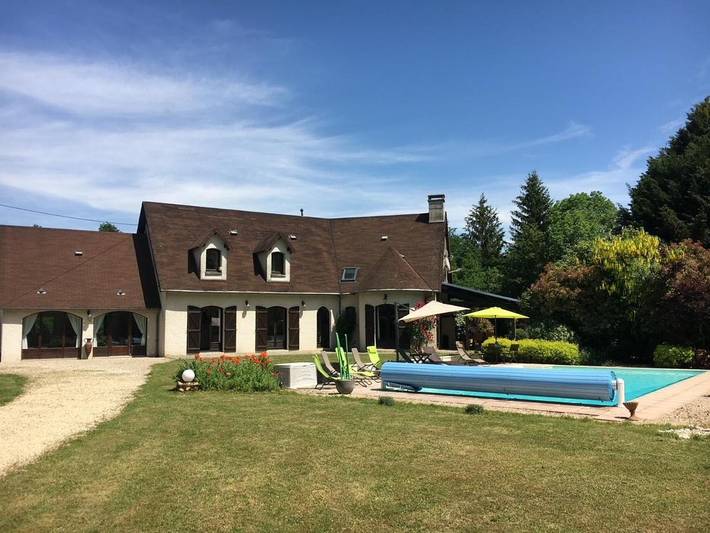 Location de vacances pour 14 personnes, avec Jacuzzi et Terrasse ainsi que Jardin et Piscine à Saint-Martin-des-Champs (Yonne)