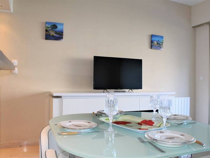 Ganze Wohnung, Apartment mit 2 Zimmern, Balkon, Gartenblick und direktem Meerzugang in Villeneuve-Loubet in Villeneuve-Loubet Plage, Villeneuve-Loubet