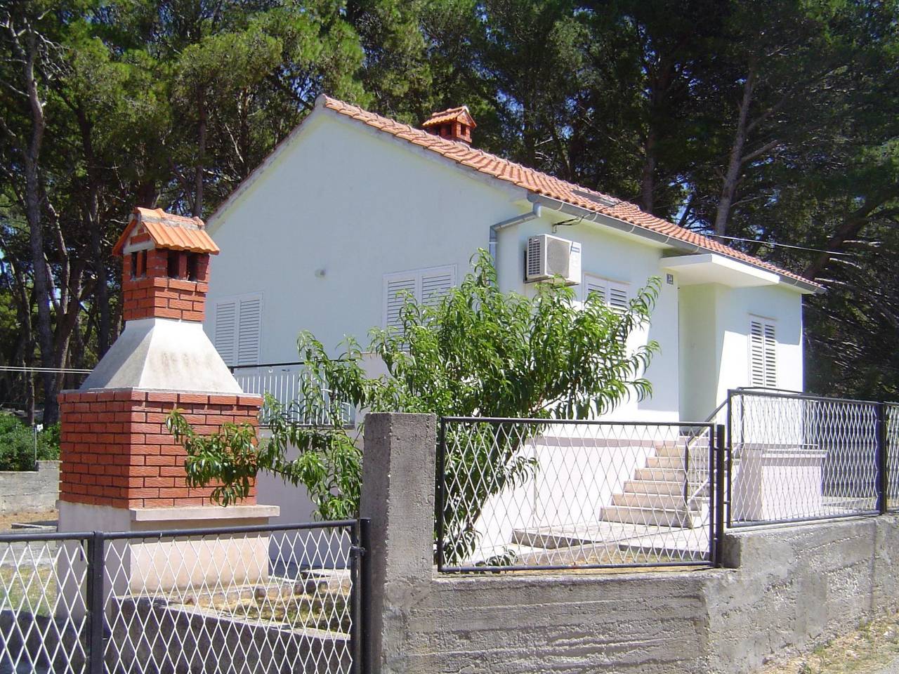 Haus in Ugljan mit Terrasse, Garten und Barbecue in Ugljan, Isla de Ugljan