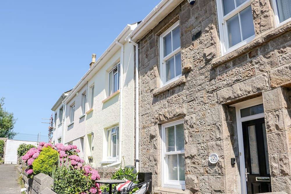 Mazey Cottage, pet friendly, country holiday cottage in Penzance in Penzance, Cornualles