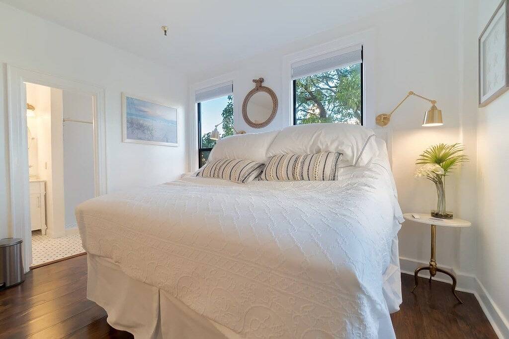 Ganze Wohnung, Captain`s Suite: Poolside Oasis with Beach Access in Palm Beach, Palm Beach County