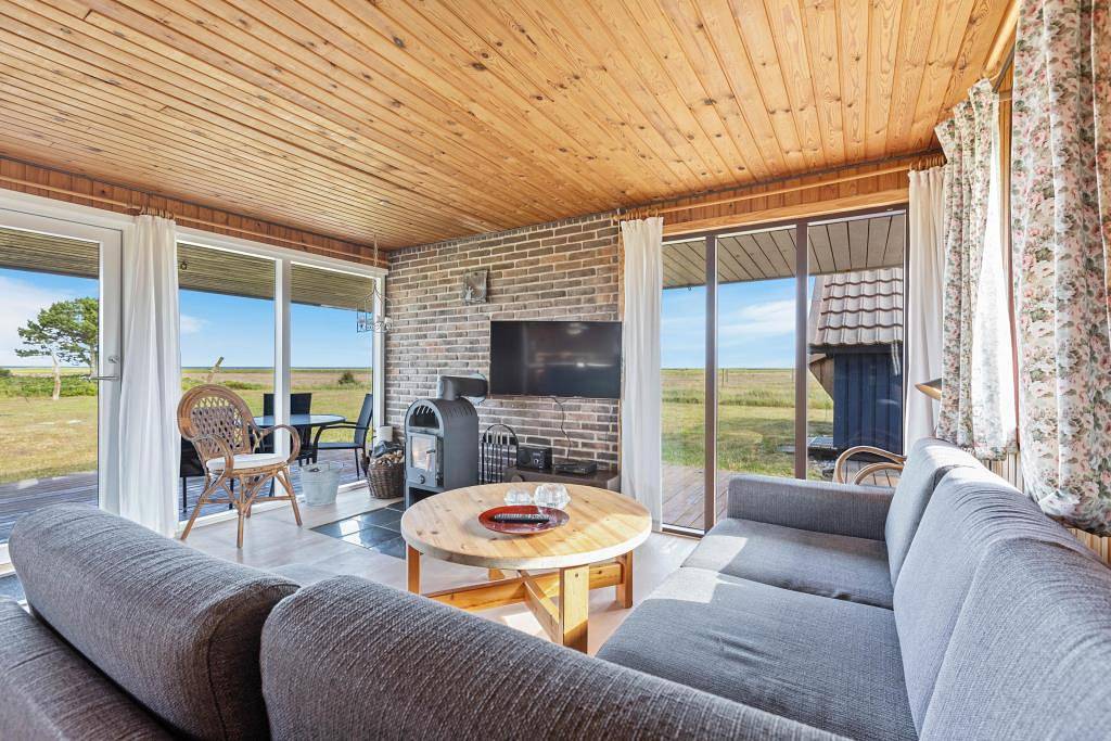 Hyggeligt sommerhus ved fjorden - panoramaudsigt og egen shelter in Nørre Lyngvig, Hvide Sande