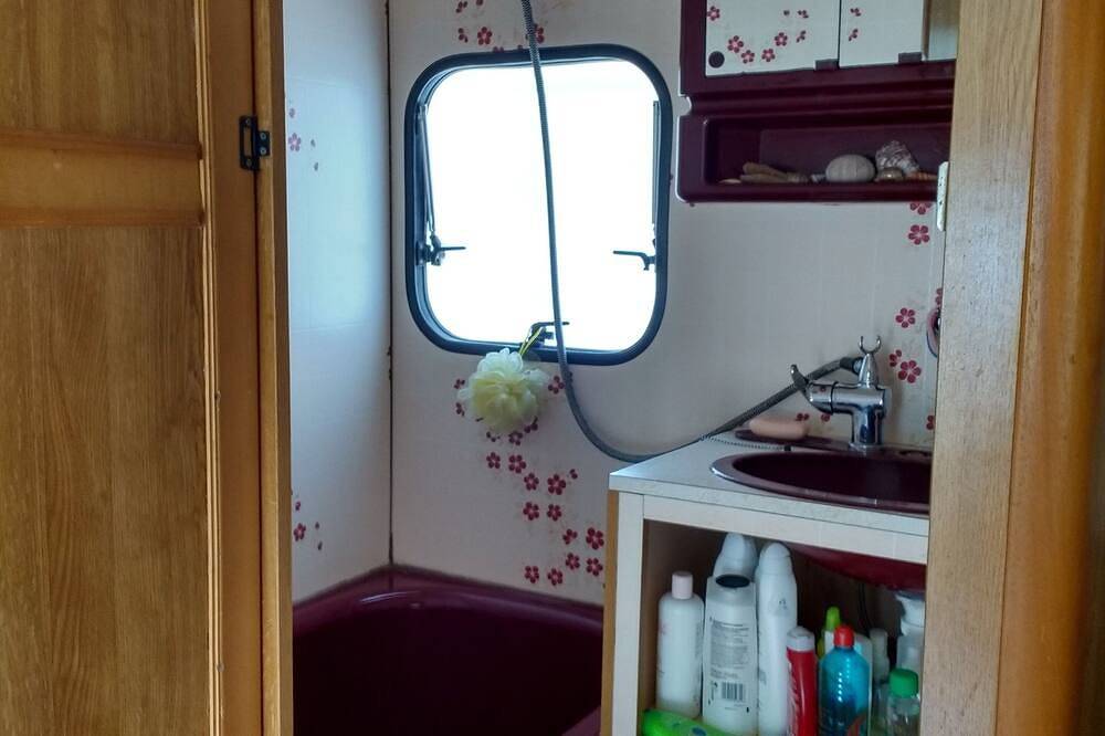 Caravan in 0.2 ha plot by the sea in Magnisia