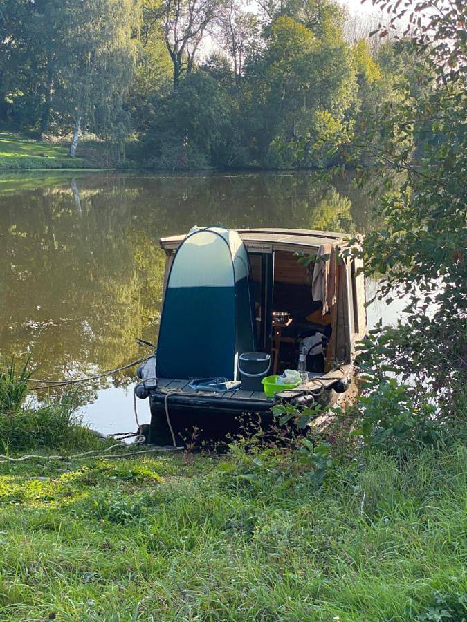 Bateau pour 2 personnes, avec vue sur le lac ainsi que terrasse et vue, animaux acceptés en Bretagne - 4