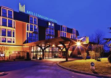 Hôtel pour 3 personnes, avec jardin ainsi que vue et piscine à Roissy-en-France