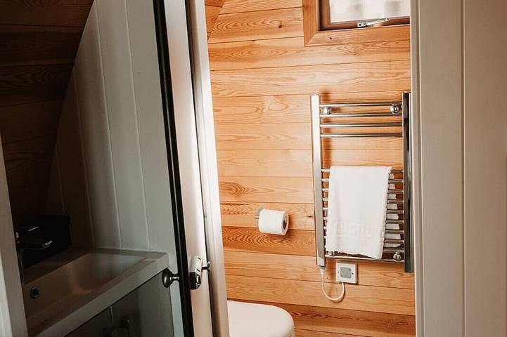 Kabine-Ensuite mit Dusche-Blick auf die Landschaft-Twin Glamping Pod in Lake District