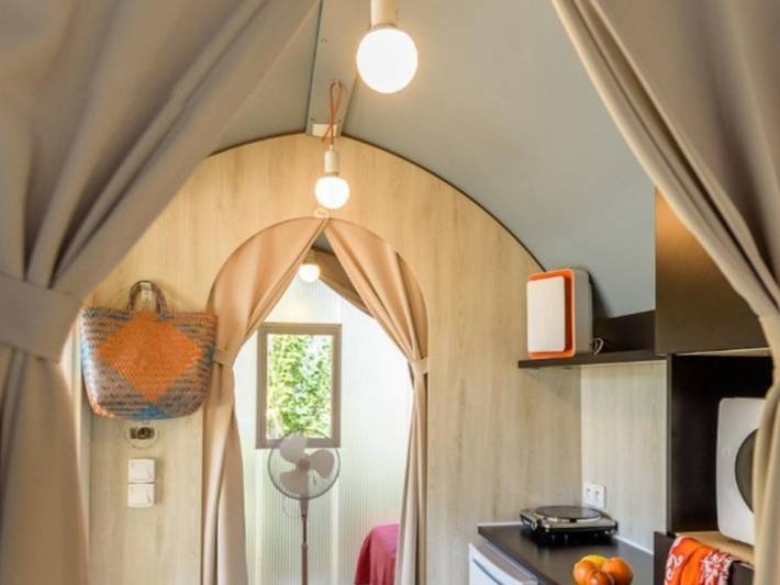 Camping La Castillonderie - Einzigartig 4 personen - Ungewöhnlich - Coco Sweet 2 Zimmer - ohne Sanitäranlagen -. in Thonac, Périgord Noir