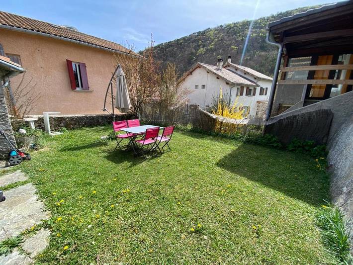 Location de vacances pour 4 personnes, avec terrasse ainsi que jardin et vue à Le Saix