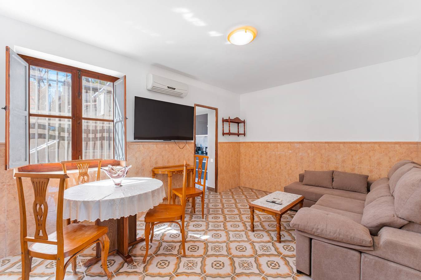 Holiday Home 'Antique Spanish Villa' with Private Terrace, Wi-Fi and Air Conditioning in Portico Mediterraneo, Guardamar del Segura