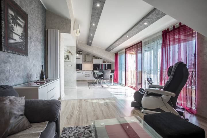 Appartamento per 6 persone, con balcone e vista oceano, adatto a famiglie con bambini a Spalato