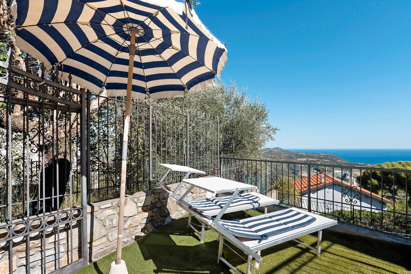 Ganze Wohnung, Apartment 'La Quiete Nel Bosco' mit Meerblick, privatem Garten und Wlan in Cipressa, Riviera di Ponente