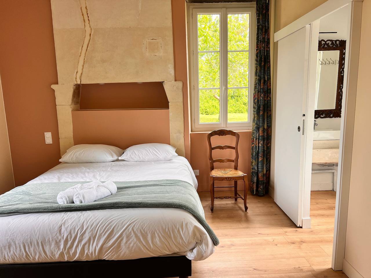 Le Manoir van Domaine Le Mesnil met privé tuin en wifi in Saint-Martin-des-Marais, Caen en omgeving