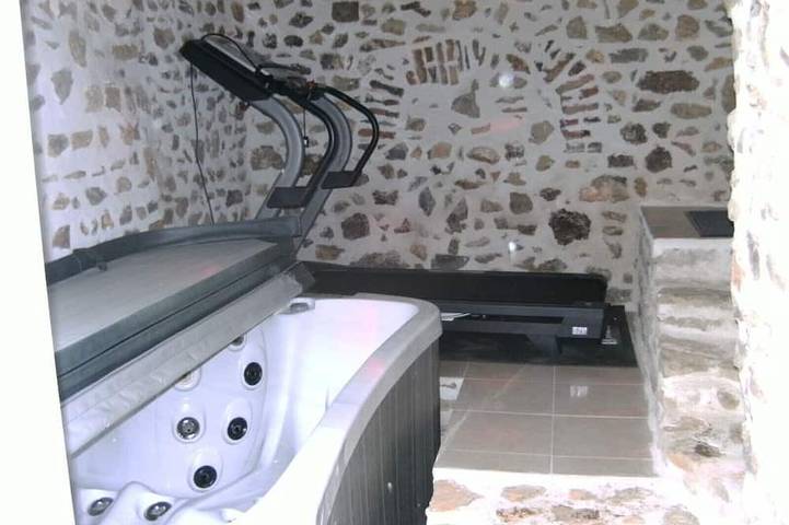 Gîte pour 7 personnes, avec terrasse et jacuzzi, animaux acceptés à Joué-en-Charnie